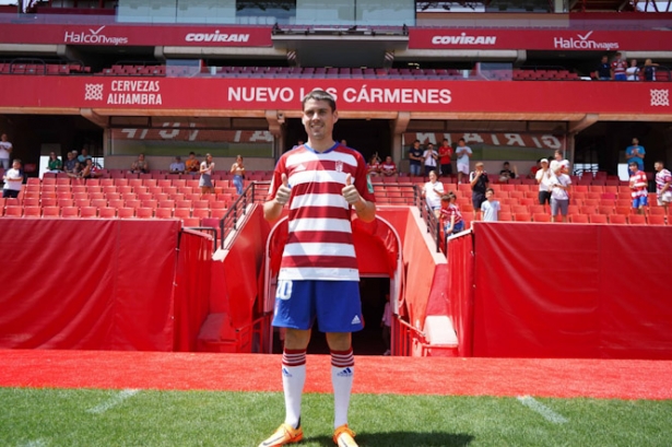 Sergio Ruiz en el césped del Nuevo Los Cármenes (JOSÉ VELASCO)