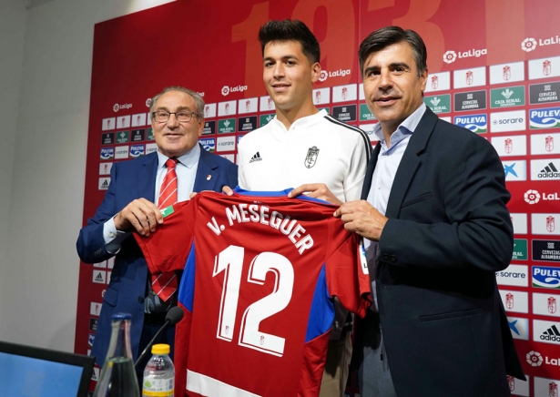 Víctor Meseguer junto a Nico Rodríguez y Pepe Macanás en su presentación oficial (JOSË VELASCO)