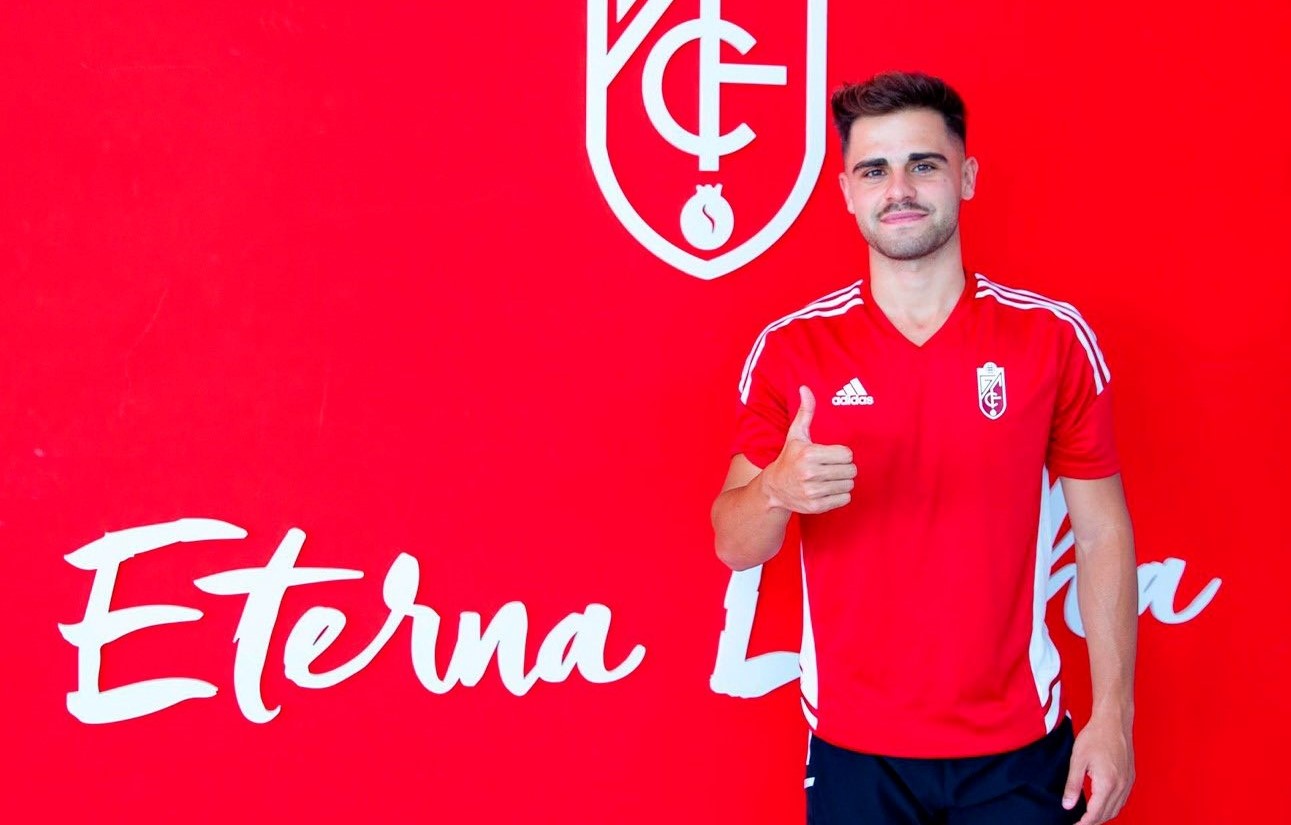 Óscar Melendo posa ante el escudo del Granada (PEPE VILLOSLADA / GCF)