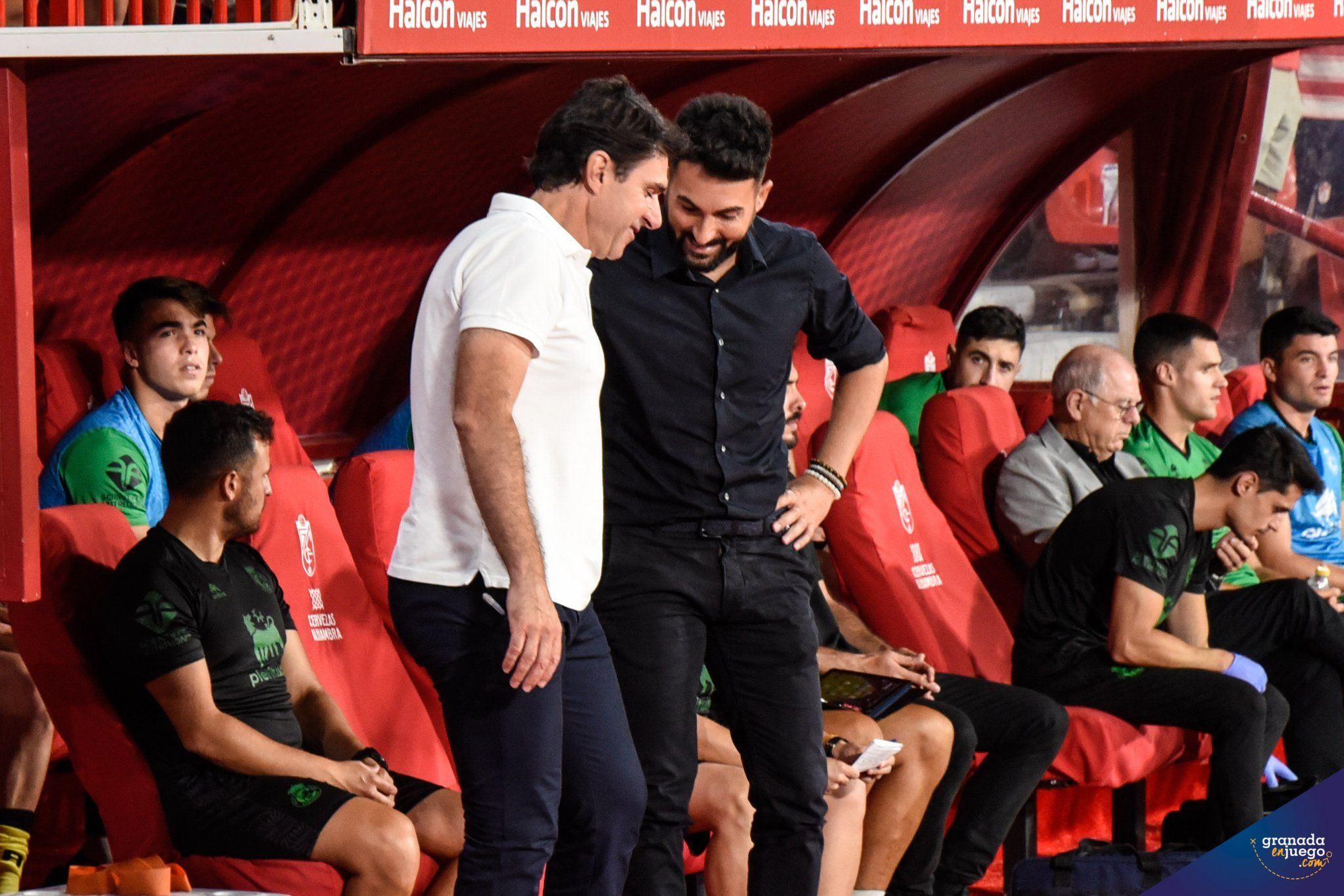 Guillermo Fernández Romo y Aitor Karanka se saludan antes del inicio del encuentro (JOSÉ M. BALDOMERO)
