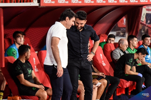 Guillermo Fernández Romo y Aitor Karanka se saludan antes del inicio del encuentro (JOSÉ M. BALDOMERO) Guillermo Fernández Romo y Aitor Karanka se saludan antes del inicio del encuentro (JOSÉ M. BALDOMERO)
