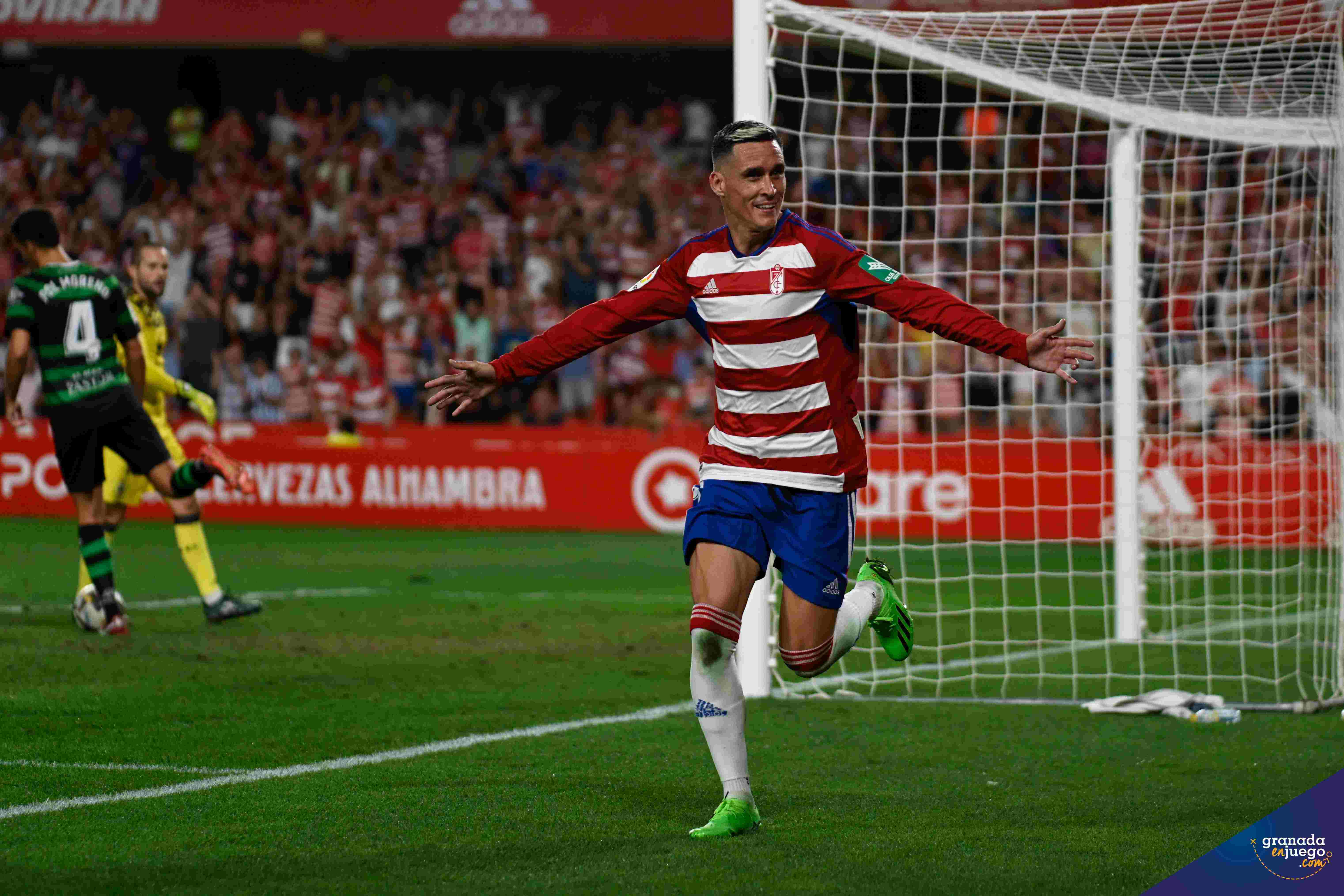 Callejón celebra su gol ante el Racing (JOSÉ M. BALDOMERO)