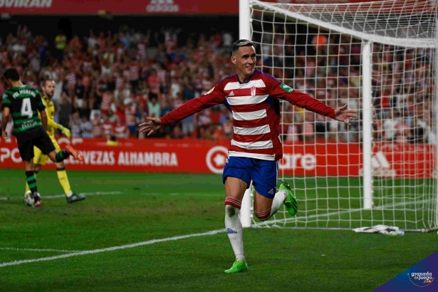Callejón celebra su gol ante el Racing (JOSÉ M. BALDOMERO) Callejón celebra su gol ante el Racing (JOSÉ M. BALDOMERO)