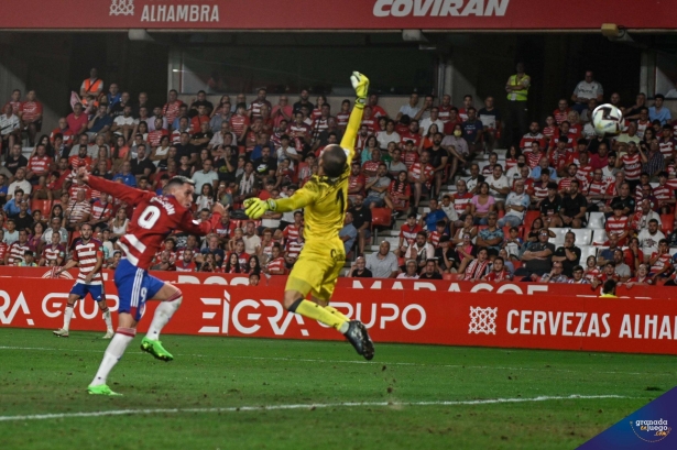Callejón, ante Miquel Parera en el momento de cabecear para hacer el primer gol del Granada ante el Racing (JOSÉ M. BALDOMERO) Callejón, ante Miquel Parera en el momento de cabecear para hacer el primer gol del Granada ante el Racing (JOSÉ M. BALDOMERO)