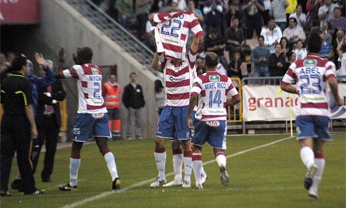 El Granada celebra uno de los goles en 2011 al Villarreal B en `Los Cármenes` (PACO AYALA / DIARIO AS)