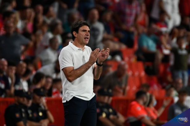 Karanka aplaude a su equipo durante el choque frente al Villarreal B (JOSÉ M. BALDOMERO) Karanka aplaude a su equipo durante el choque frente al Villarreal B (JOSÉ M. BALDOMERO)