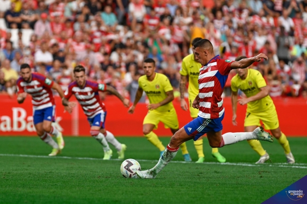 Uzuni lanza el primero de los dos penaltis que transformó ante el Villarreal B (LALIGA) Uzuni lanza el primero de los dos penaltis que transformó ante el Villarreal B (LALIGA)
