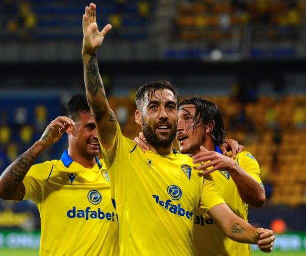 Alberto Perea, ya nuevo jugador rojiblanco, podría cerrar el capítulo de altas en el Granada Alberto Perea, ya nuevo jugador rojiblanco, podría cerrar el capítulo de altas en el Granada