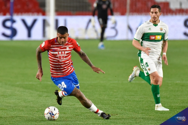 Kenedy, en un partido ante el Elche durante su etapa en el Granada (JOSÉ M. BALDOMERO) Kenedy, en un partido ante el Elche durante su etapa en el Granada (JOSÉ M. BALDOMERO)