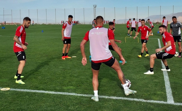 Imagen de uno de los rondos del entrenamiento de este viernes, con Alberto Perea entre los integrantes (FRAN CALVO) Imagen de uno de los rondos del entrenamiento de este viernes, con Alberto Perea entre los integrantes (FRAN CALVO)