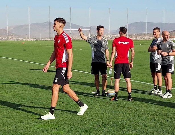 Torrente, en primer plano, y Carlos Neva, de espaldas, en el césped de la Ciudad Deportiva (FRAN CALVO)