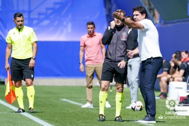 Aitor Karanka habla con el cuarto árbitro durante el partido en el Estadi Nacional de Andorra (LALIGA) Aitor Karanka habla con el cuarto árbitro durante el partido en el Estadi Nacional de Andorra (LALIGA)