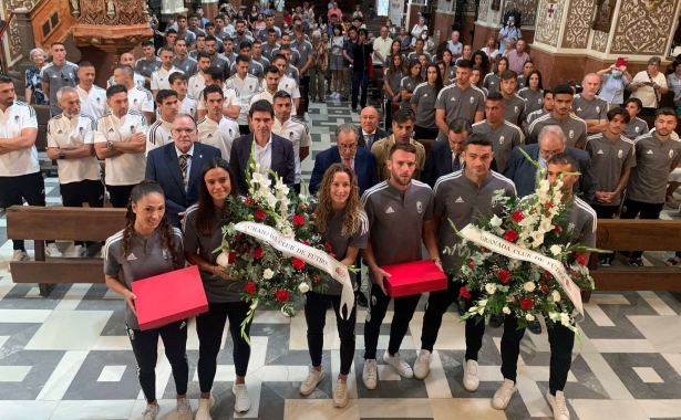 Imagen de la ofrenda floral del Granada CF a la Virgen de las Angustias (JOSÉ VELASCO / GRJ) Imagen de la ofrenda floral del Granada CF a la Virgen de las Angustias (JOSÉ VELASCO / GRJ)