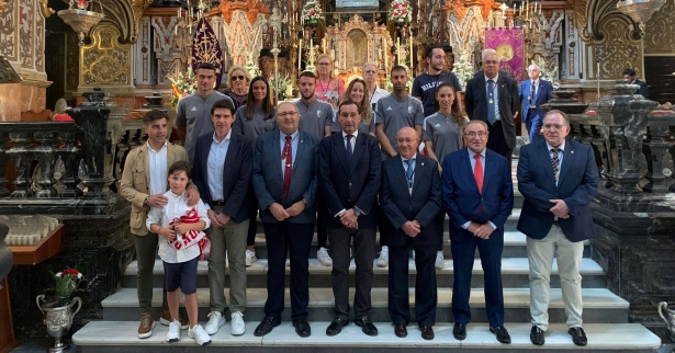 Ofrenda floral del Granada CF, con García Amado en el centro de la imagen, a la Virgen de las Angustias (JOSÉ VELASCO / GRJ)