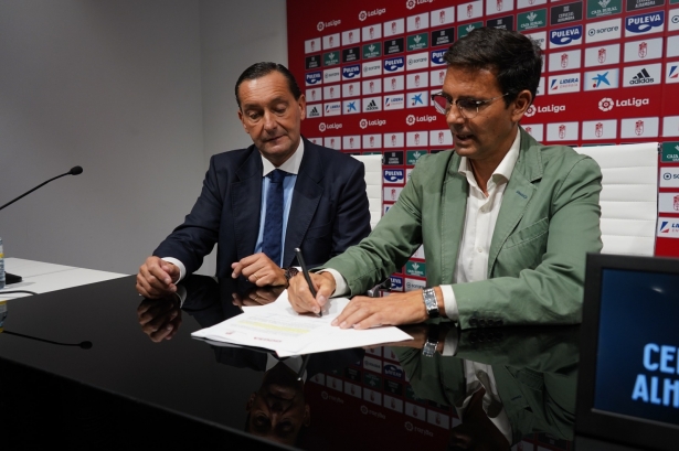 Acto de firma entre García Amado y Paco Cuenca por la concesión anual del estadio (JOSÉ VELASCO / GRJ)