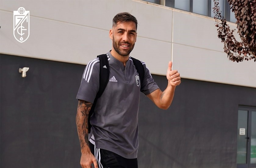 Alberto Perea, a la salida de la expedición del Granada este lunes desde la Ciudad Deportiva (PEPE VILLOSLADA / GCF)