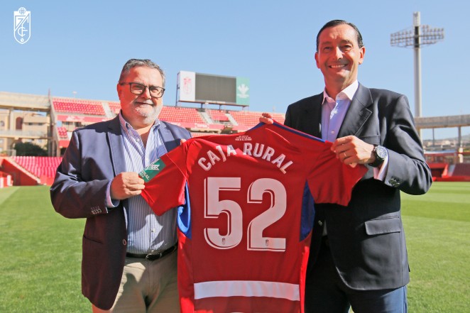Jerónimo Luque y García Amado posan con la camiseta del Granada (GCF)