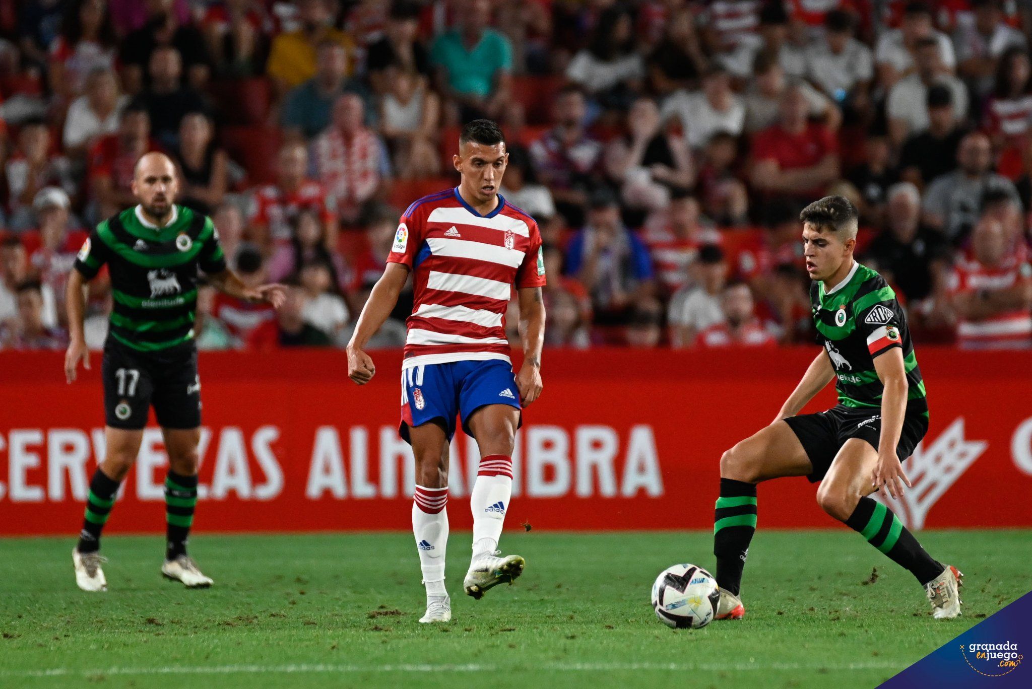 Uzuni, en el partido contra el Racing de Santander en `Los Cármenes` (JOSÉ M. BALDOMERO)