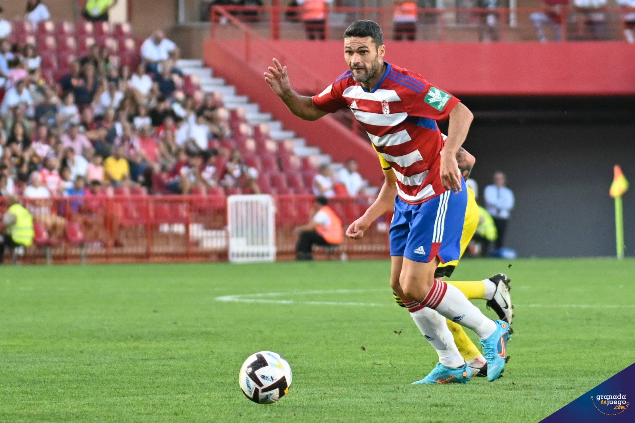 Jorge Molina, en una acción contra el Mirandés (JOSÉ M. BALDOMERO)