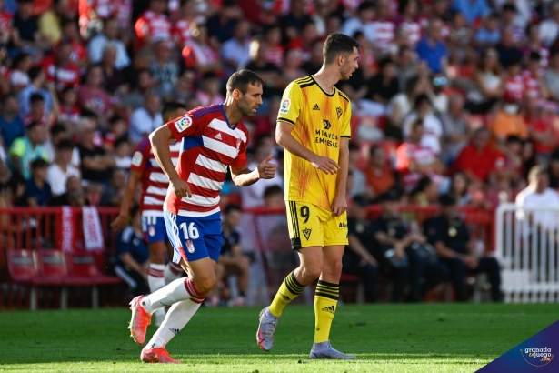 Víctor Díaz, en una acción del partido contra el Mirandés ante el delantero accitano Raúl García (JOSÉ M. BALDOMERO)