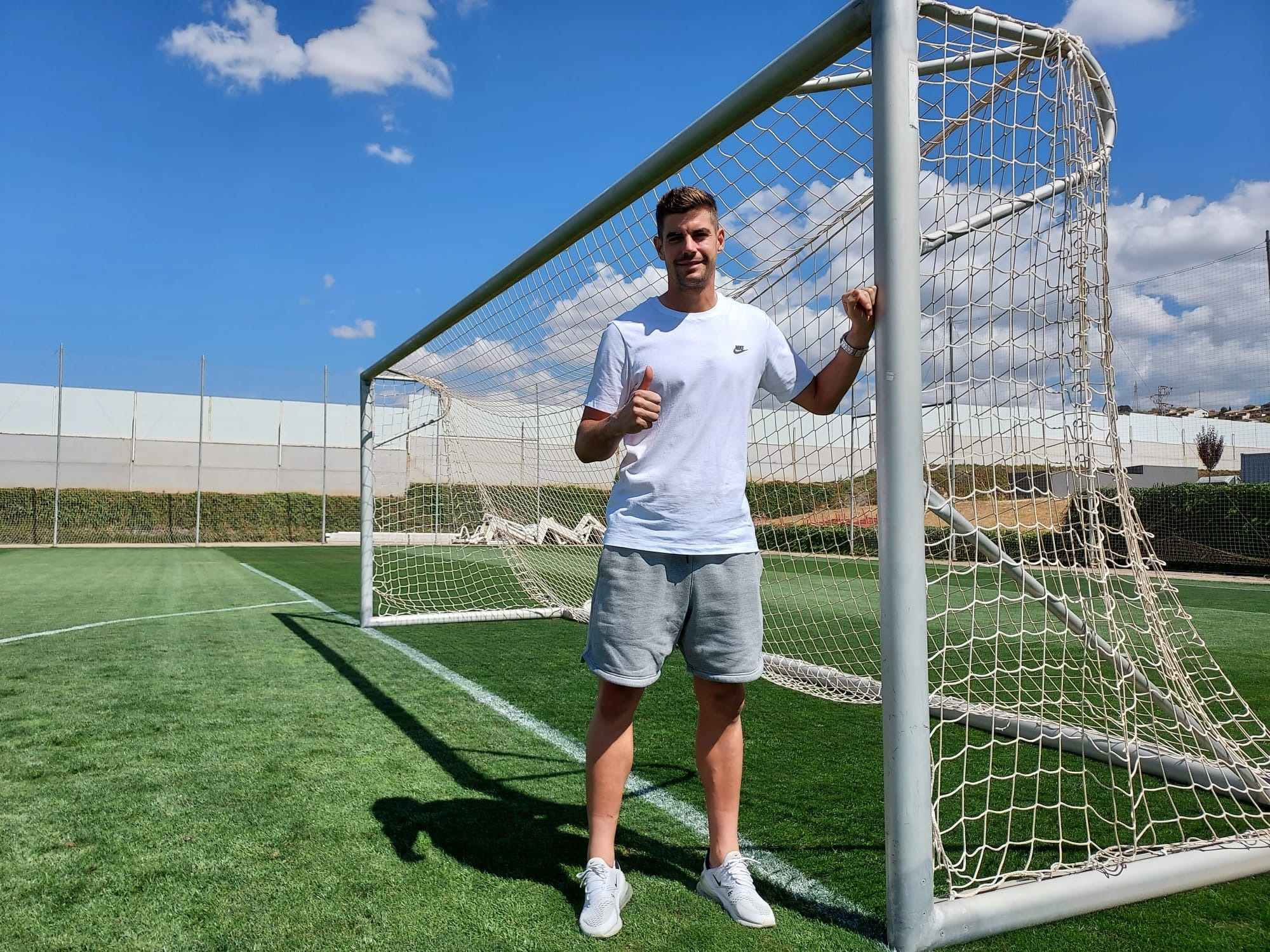Raúl Fernández posa para Granada En Juego en una de las porterías de la Ciudad Deportiva (FRAN CALVO)