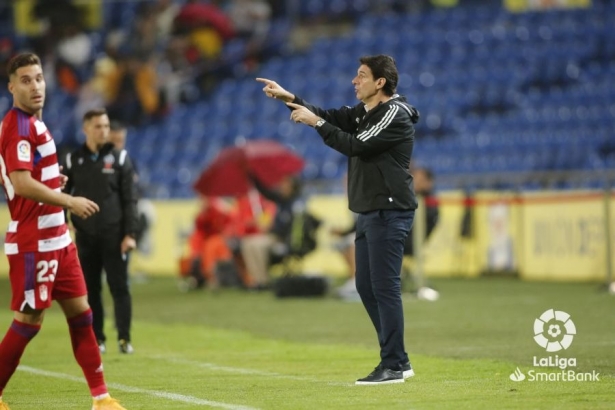 Karanka da instrucciones a los suyos durante el partido en Gran Canaria (LALIGA)