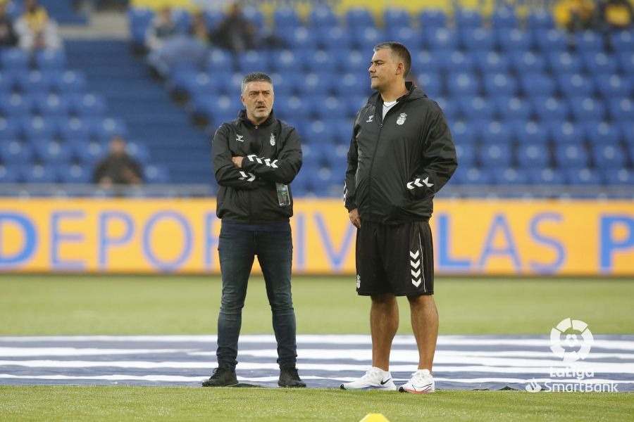 García Pimienta (izq.), en los momentos previos al encuentro (LALIGA)