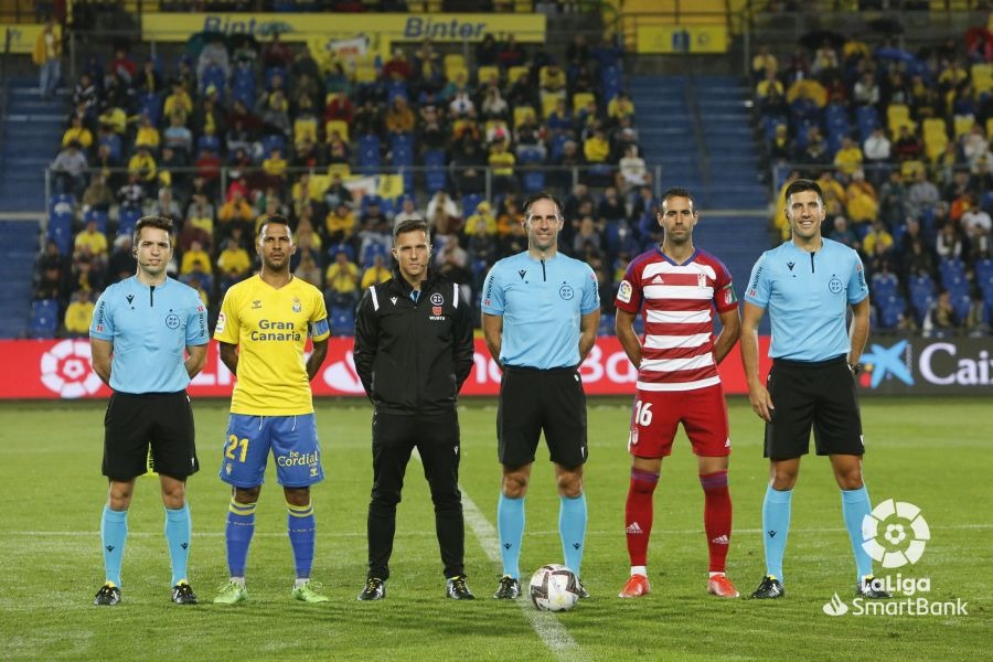 Víctor Díaz, en la foto de los capitanes junto al equipo arbitral en los prolegómenos del choque en Gran Canaria (LALIGA)