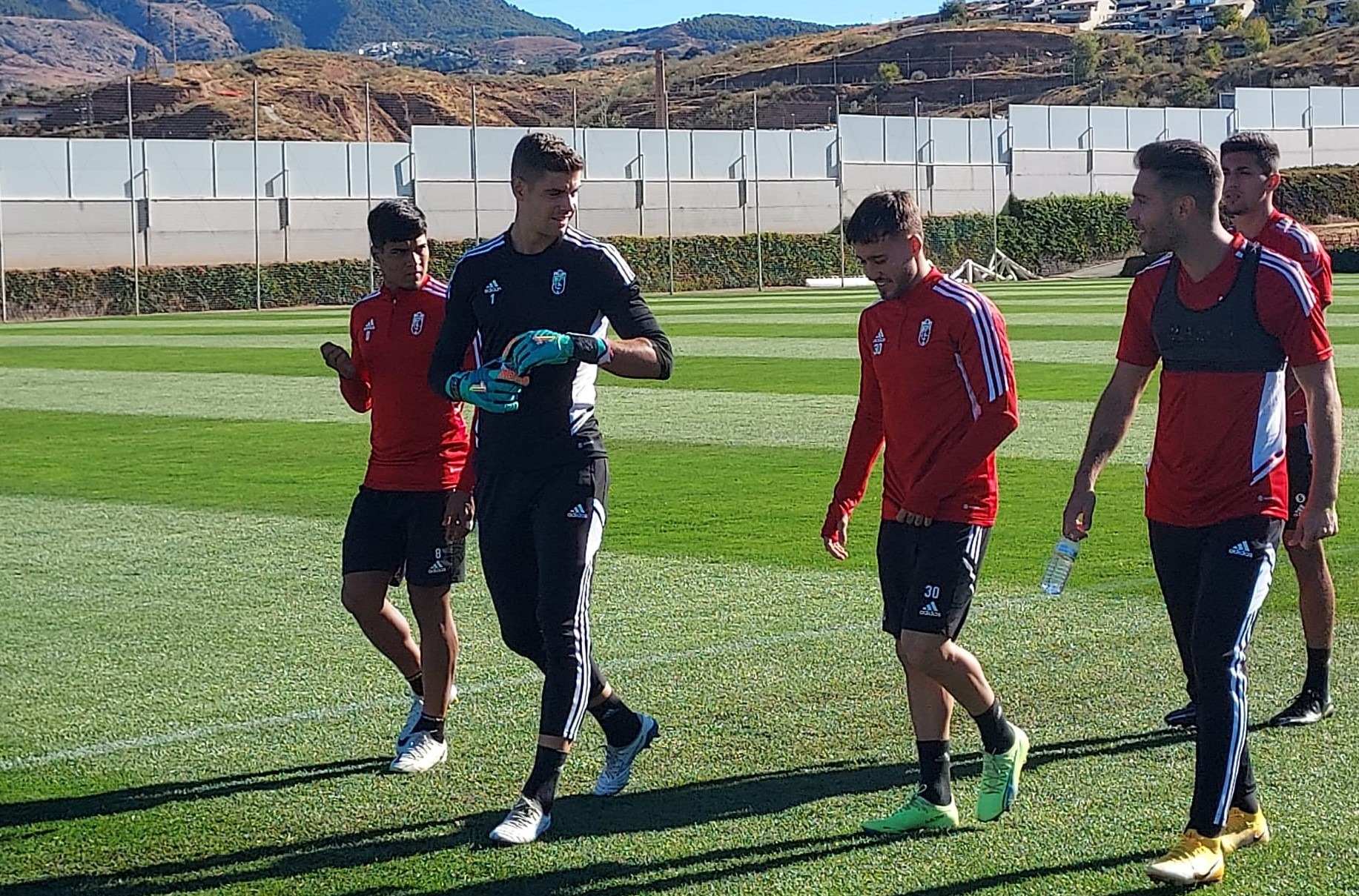 Raúl Fernández, junto a varios compañeros en el entrenamiento del viernes en la Ciudad Deportiva (FRAN CALVO)