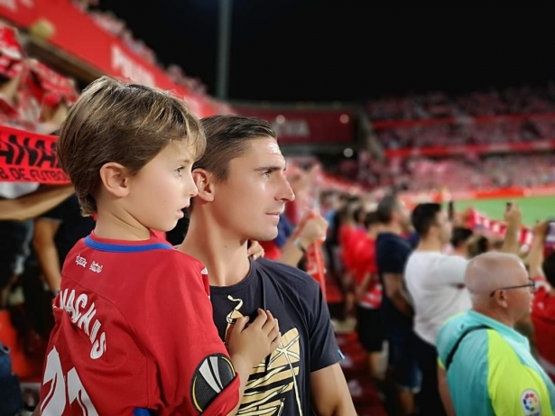 Berrocal, junto a su hijo en el `Nuevo Los Cármenes` presenciando el Granada - Racing de esta temporada