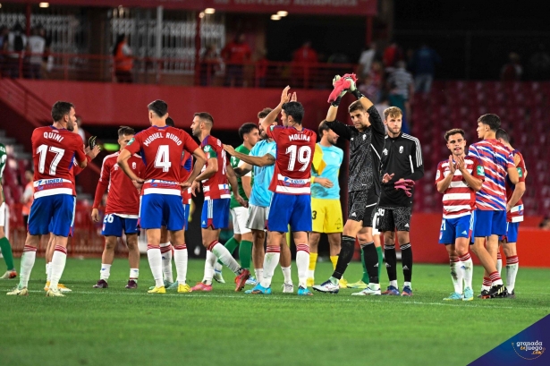Los jugadores del Granada aplauden al público de `Los Cármenes` al término del último encuentro frente al Huesca (JOSÉ M. BALDOMERO)
