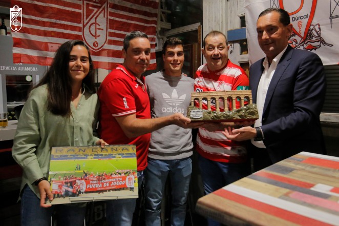 Imagen de la visita del Granada a la Peña `Fuera de Juego` (GCF)