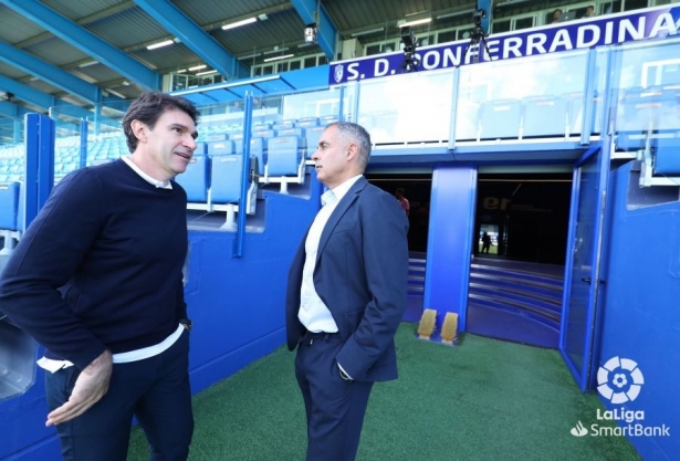 José Gomes charla con Aitor Karanka en los momentos previos al choque (LALIGA)