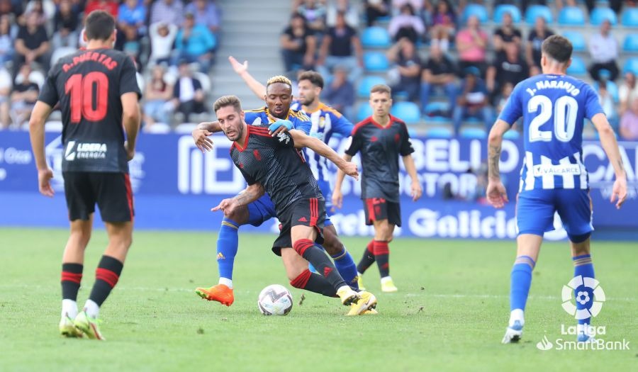 Rochina intenta marcharse de un contrario durante el partido ante la Ponferradina (LALIGA)
