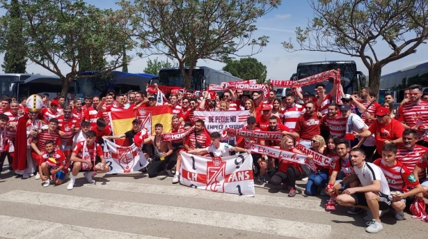 La afición del Granada, en el último desplazamiento de la pasada temporada a Sevilla (FRAN CALVO)