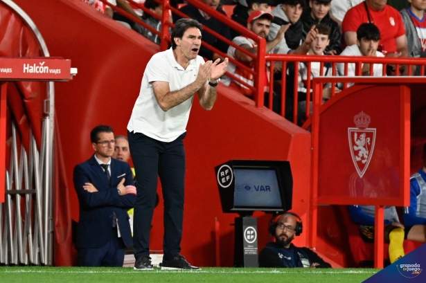 Karanka aplaude a los suyos durante el partido ante el Zaragoza (JOSÉ M. BALDOMERO) Karanka aplaude a los suyos durante el partido ante el Zaragoza (JOSÉ M. BALDOMERO)