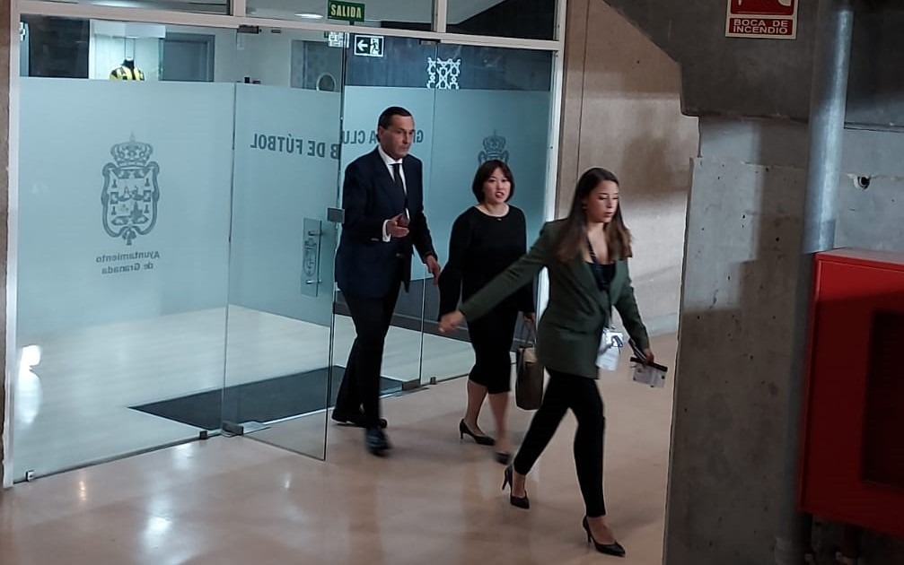 Sophia Yang, junto a García Amado, a su acceso al palco presidencial del `Nuevo Los Cármenes` (FRAN CALVO)