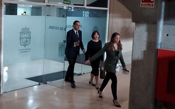 Sophia Yang, junto a García Amado, a su acceso al palco presidencial del `Nuevo Los Cármenes` (FRAN CALVO) Sophia Yang, junto a García Amado, a su acceso al palco presidencial del `Nuevo Los Cármenes` (FRAN CALVO)