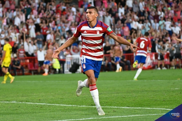 Uzuni celebra uno de sus goles anotados esta temporada (JOSÉ M. BALDOMERO) Uzuni celebra uno de sus goles anotados esta temporada (JOSÉ M. BALDOMERO)
