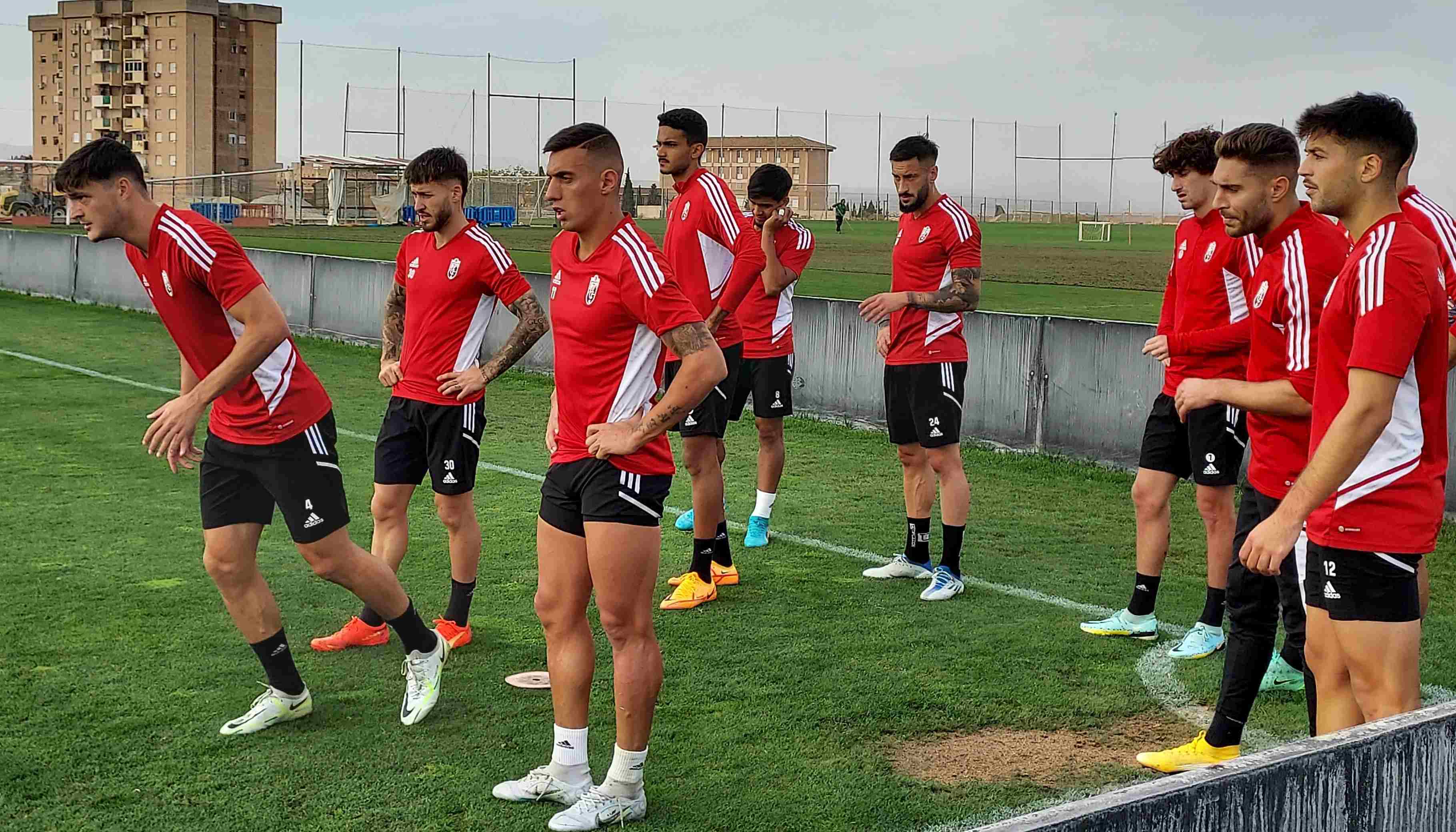 Varios futbolistas del Granada, durante el entrenamiento de este martes en la Ciudad Deportiva (FRAN CALVO)