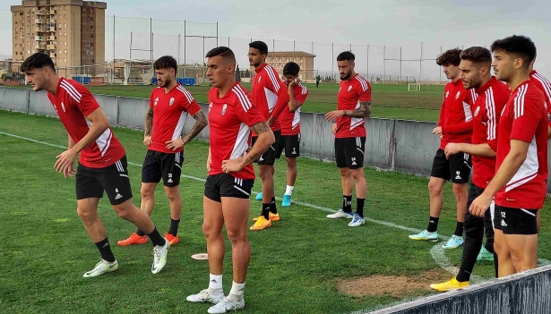 Varios futbolistas del Granada, durante el entrenamiento de este martes en la Ciudad Deportiva (FRAN CALVO) Varios futbolistas del Granada, durante el entrenamiento de este martes en la Ciudad Deportiva (FRAN CALVO)