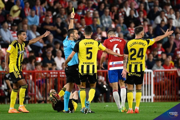 González Francés le muestra amarilla a Bodger en el partido contra el Zaragoza (JOSÉ M. BALDOMERO) González Francés le muestra amarilla a Bodger en el partido contra el Zaragoza (JOSÉ M. BALDOMERO)