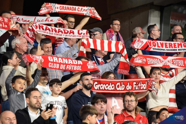Afición del Granada en el partido ante el Huesca en `Los Cármenes` (JOSÉ M. BALDOMERO) Afición del Granada en el partido ante el Huesca en `Los Cármenes` (JOSÉ M. BALDOMERO)