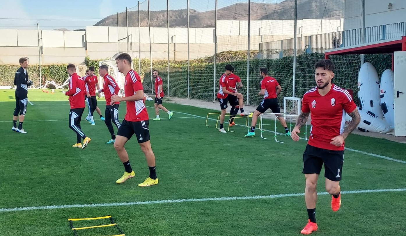 Ricard Sánchez, a la derecha de la imagen, durante el entrenamiento de este viernes en la Ciudad Deportiva (FRAN CALVO)