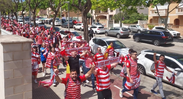 `Caravana` de aficionados rojiblancos en Mallorca la temporada pasada (FRAN CALVO) `Caravana` de aficionados rojiblancos en Mallorca la temporada pasada (FRAN CALVO)