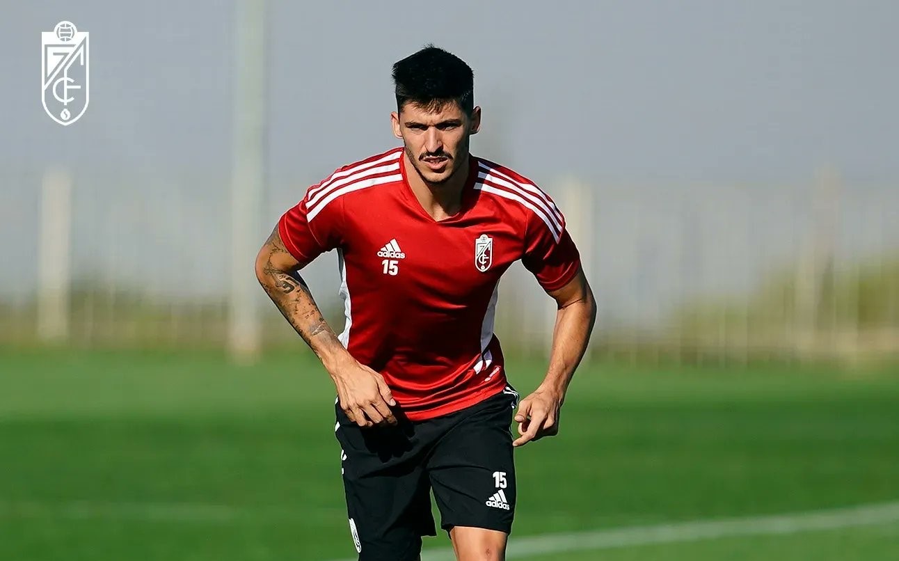 Carlos Neva, en un entrenamiento reciente con el Granada (PEPE VILLOSLADA / GCF)