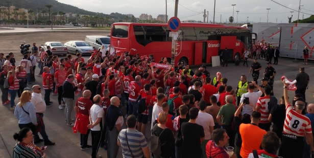 Aficionados del Granada animan a su equipo a la llegada al Estadio de Cartagonova (FRAN CALVO)