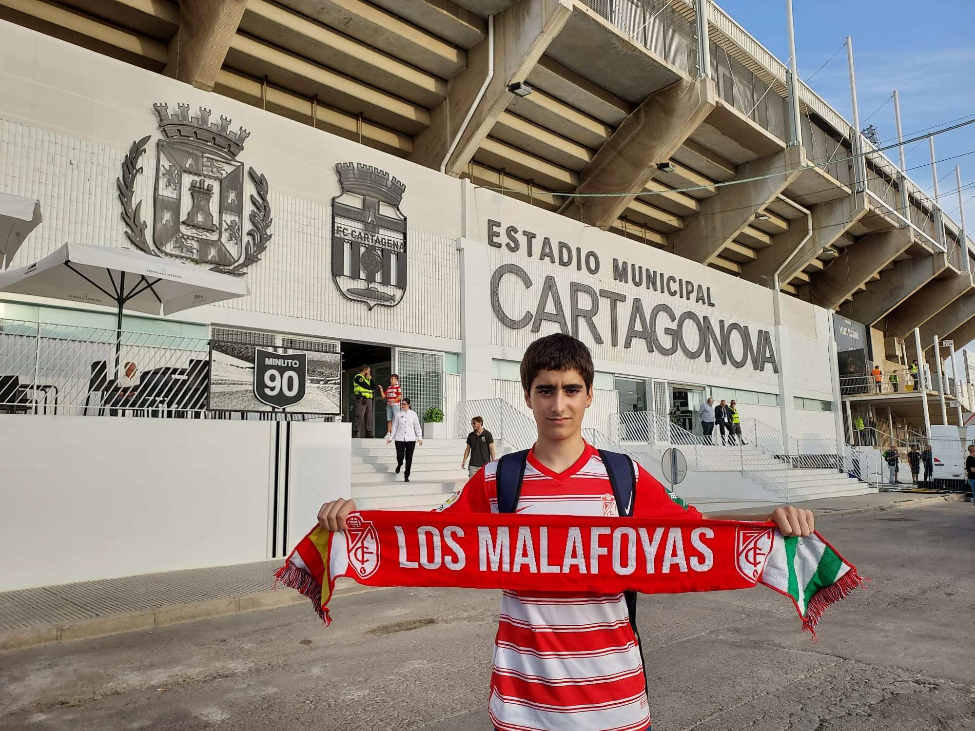 David Roca posa delante del Estadio de Cartagonova con la camiseta y la bufanda del Granada (FRAN CALVO)