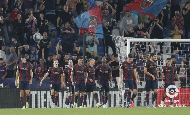 Los jugadores del Levante celebran el gol de De Frutos ante el Sporting (LALIGA)