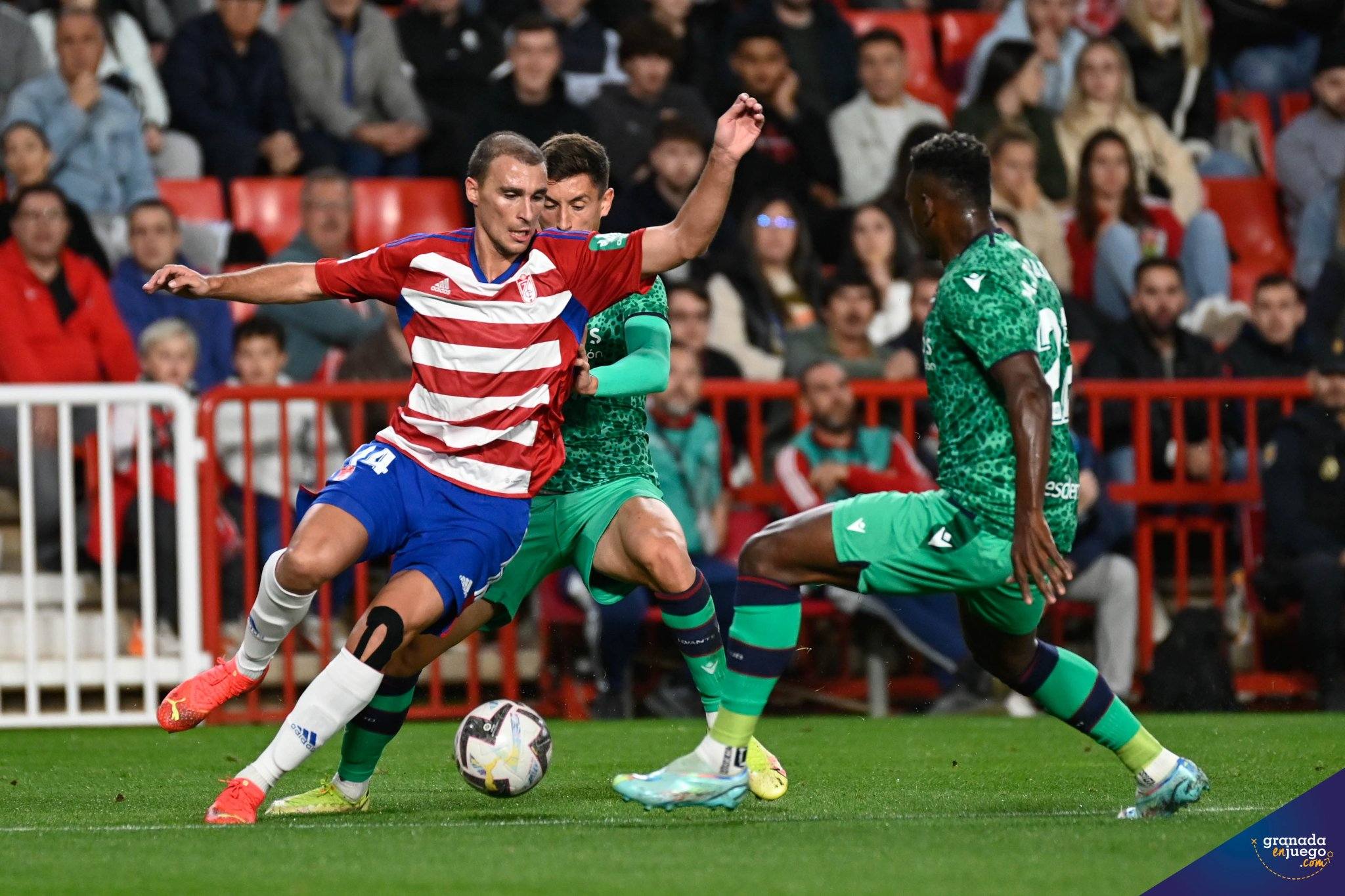 Ignasi Miquel, en una pugna durante el encuentro contra el Levante (JOSÉ M. BALDOMERO)